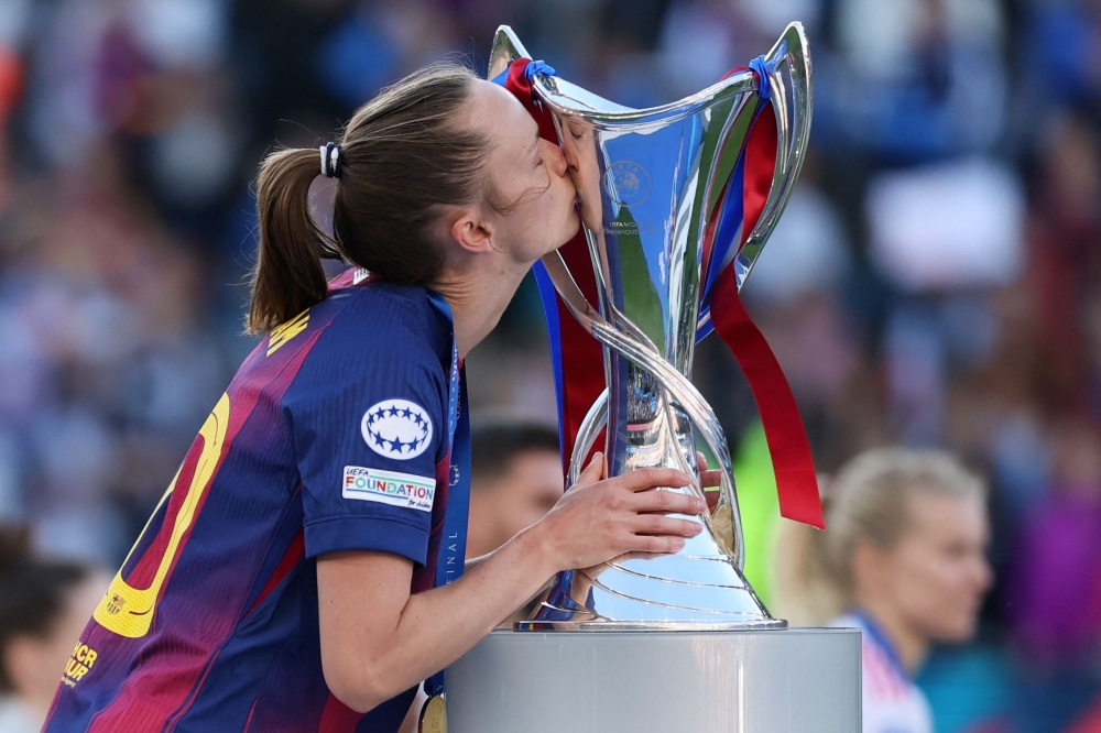 Barcelona's Norwegian forward #10 Caroline Hansen kisses the Women's Champions League Trophy 