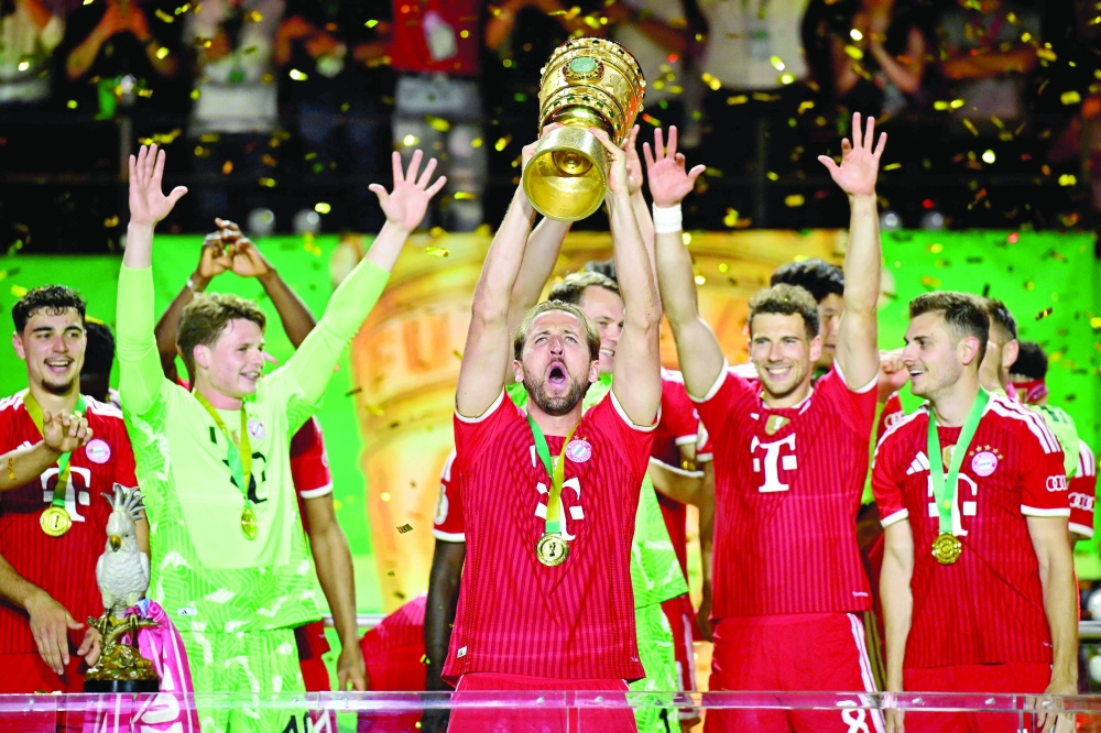  Harry Kane celebrate with the trophy after the German Cup. — AFP