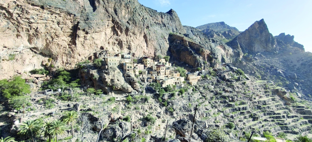 At first glance, nearby Al Fara’ah appears to be a typical Omani village, with small shops, grocery stores, a mosque and paved roads leading toward Al Rustaq. Yet it also offers stunning clear views of Jabal Shams rising proudly in the distance.