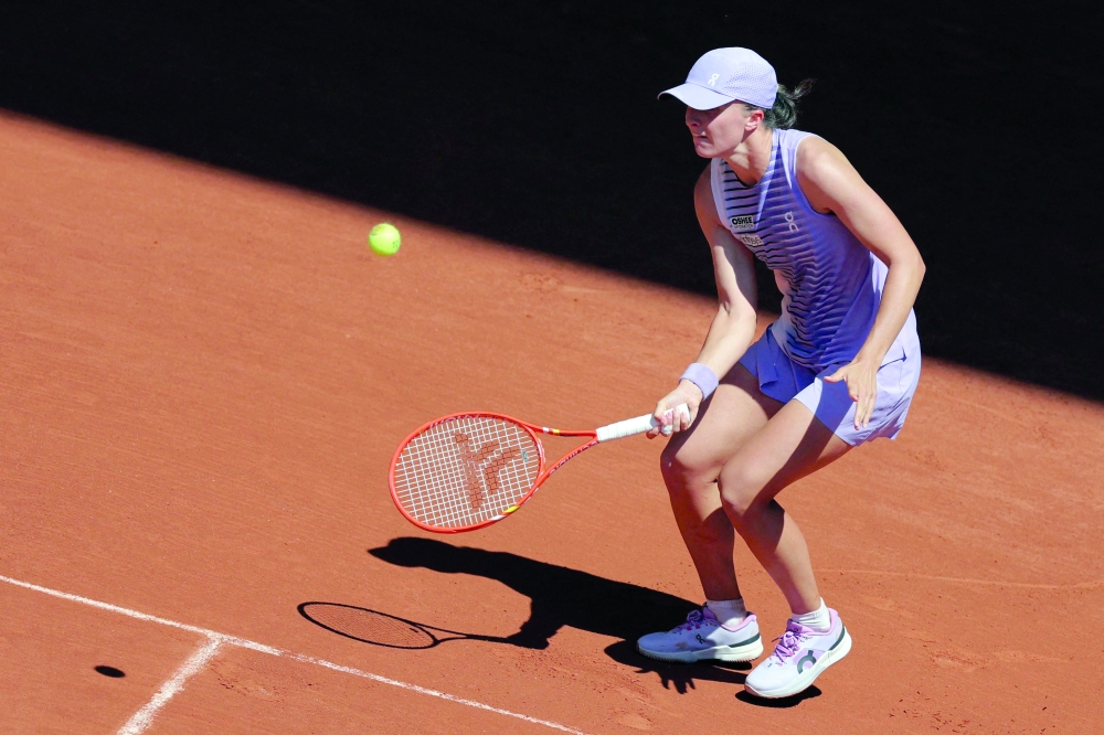 Poland's Iga Swiatek plays a forehand return to Czech Republic's Sara Bejlek during their women's singles match on day 4 of the French Open tennis tournament on Court Philippe-Chatrier at the Roland-Garros Complex in Paris on May 27, 2026. (Photo by Thomas SAMSON / AFP)
