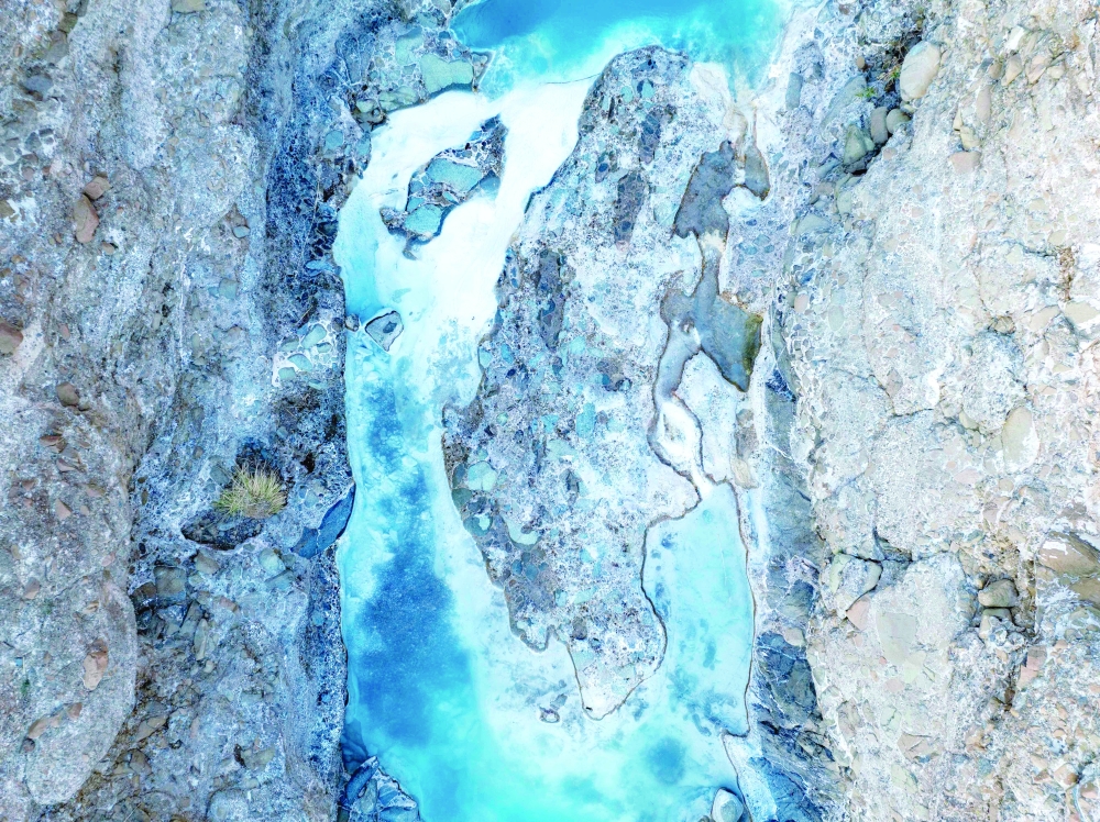 A natural spring in the Semail Ophiolite through which geologic hydrogen seeps to the surface.