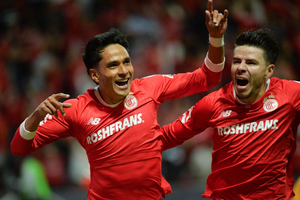 Toluca's midfielder #29 Jorge Diaz (L) celebrates with teammate midfielder #10 Jesus Angulo scoring the opening goal  