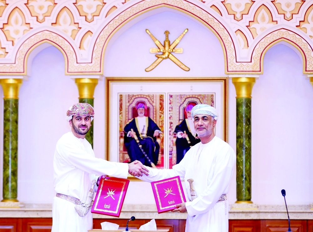 Eng Ahmed bin Said al Amri, Chairman of Muscat Municipality, signed the contract along with contracting company.