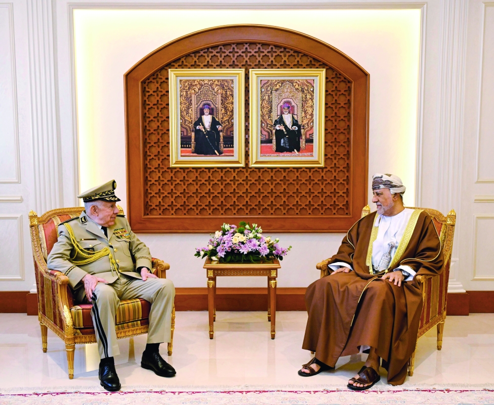 HH Sayyid Shihab bin Tarik al Said holds talks with General Saïd Chanegriha.