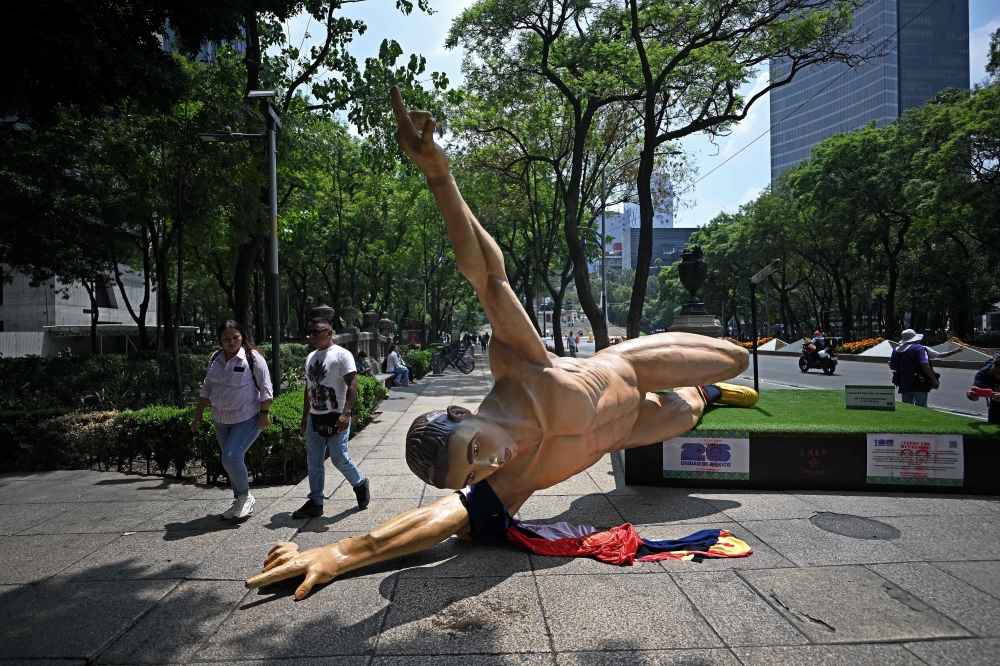 Protesting teachers in Mexico topple player statues days before WC