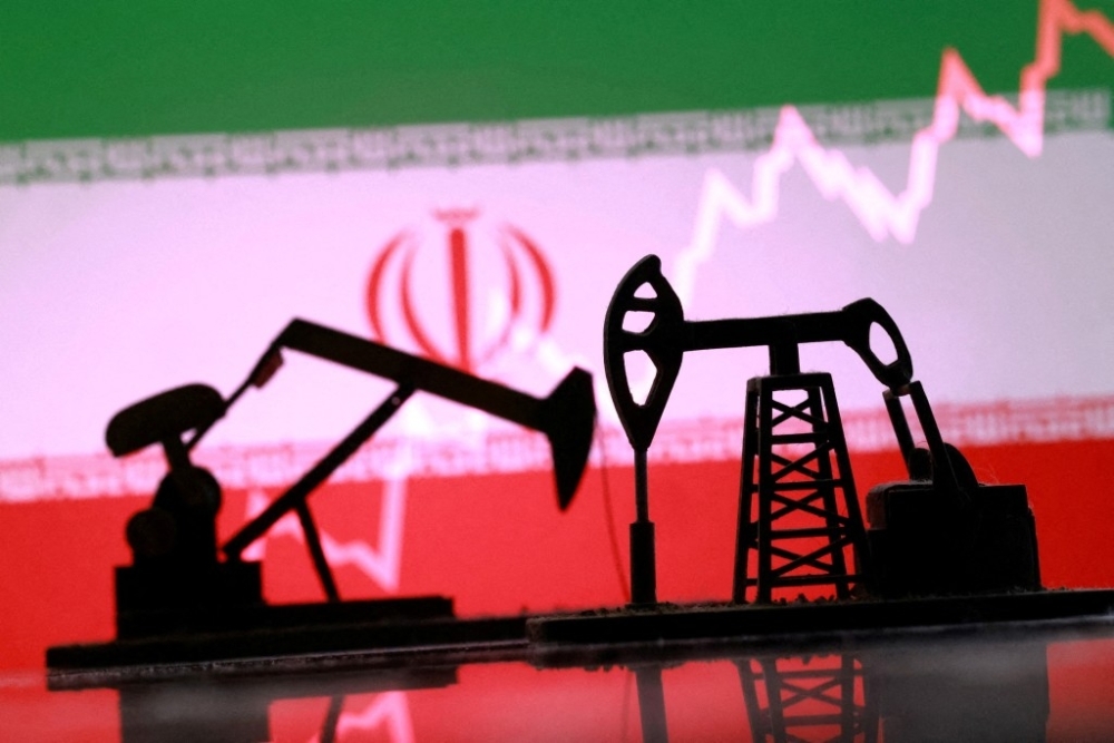 Oil rises, stocks slip on fragile Mideast peace hopes