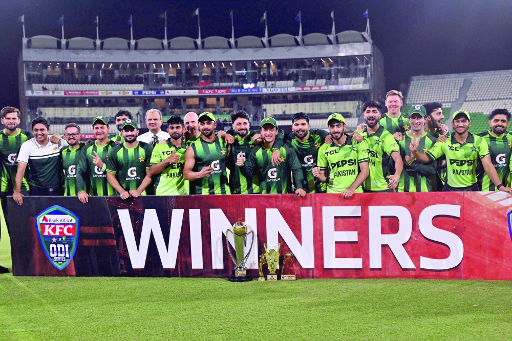Pakistan's players pose with the trophy after winning the third One Day International (ODI) cricket match between Pakistan and Australia 