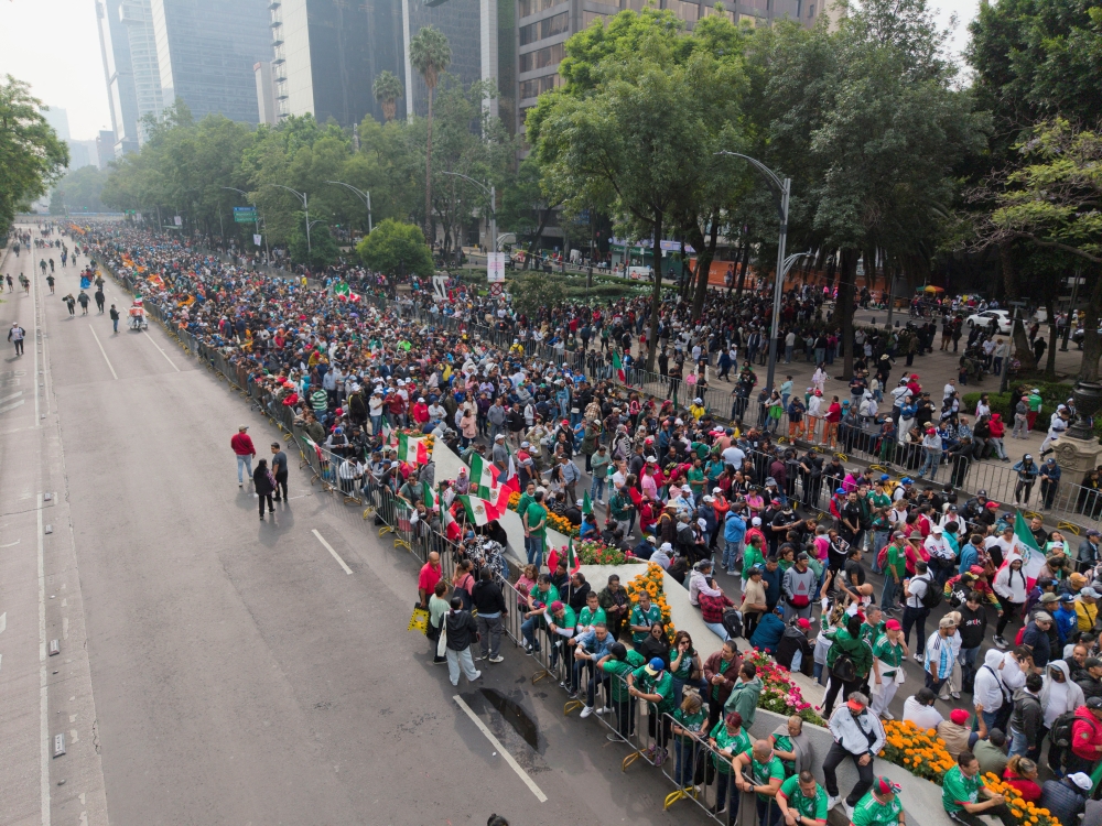 Mexico City chases record for largest Mexican wave