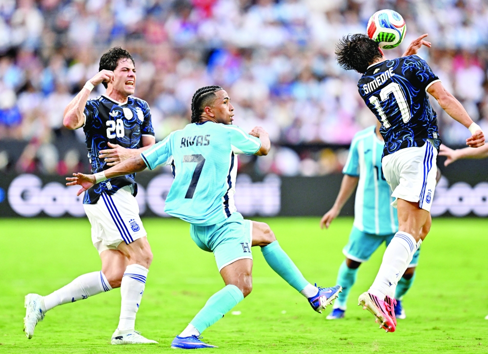 Honduras' Rigoberto Rivas in action with Argentina's Agustin Giay and Giuliano Simeone