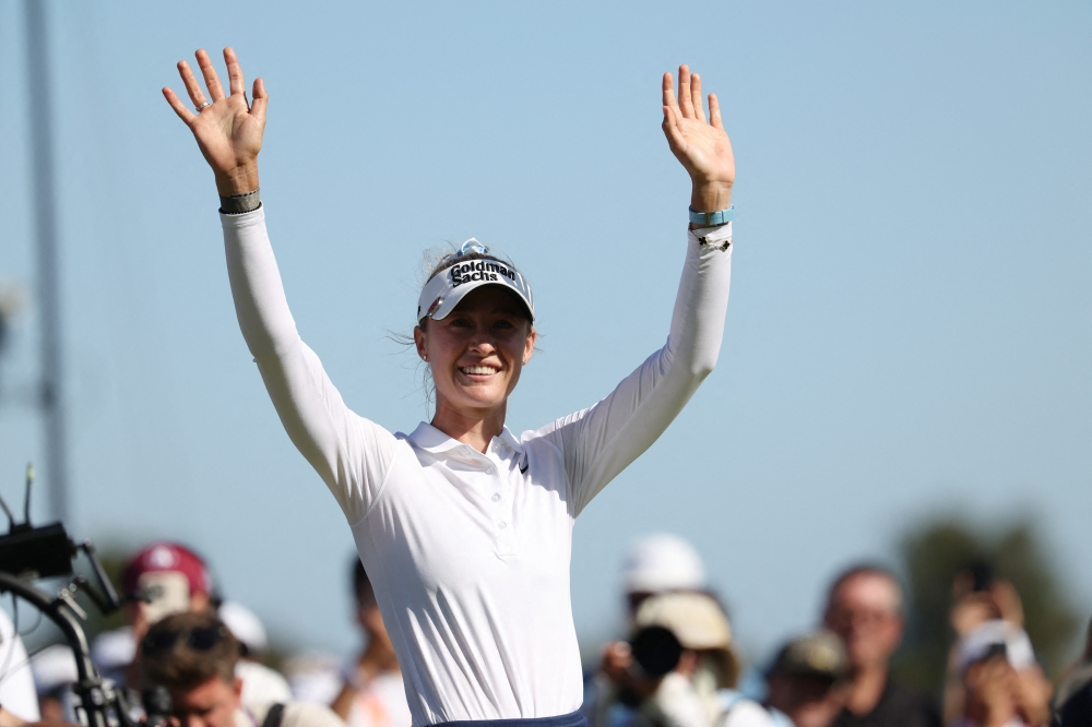  Nelly Korda celebrates on the 18th green after the final round  