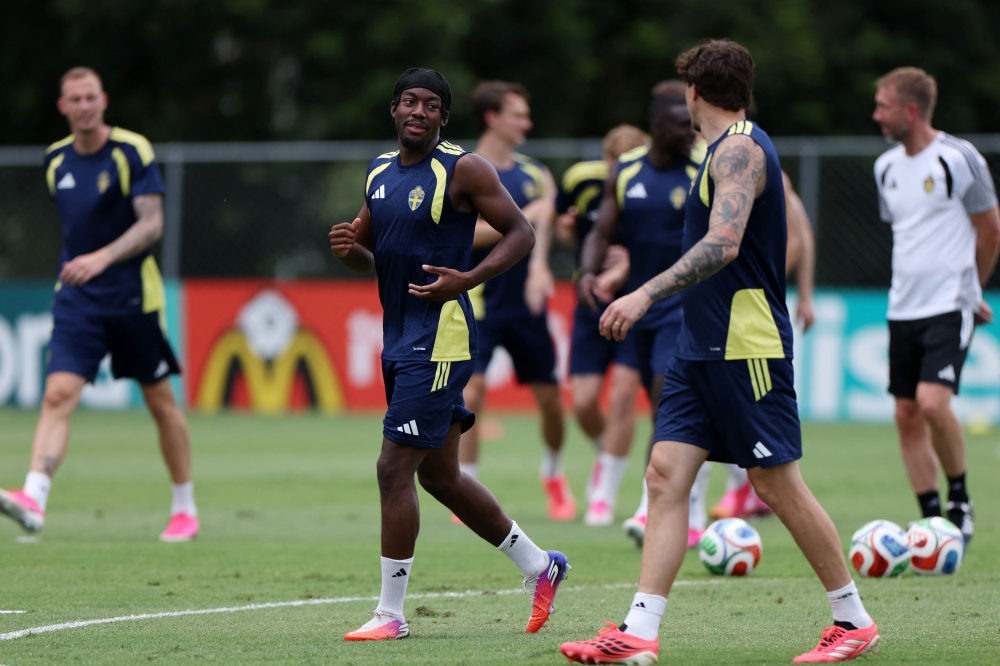 Sweden's forward #11 Anthony Elanga (C) takes part in a training session. — AFP
