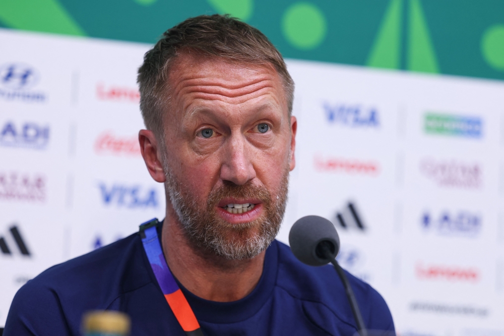 L'entraîneur-chef anglais de la Suède, Graham Potter, donne une conférence de presse. -AFP