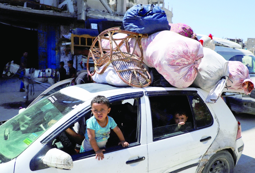 Palestinians flee their homes after Israeli forces advanced and moved markers to expand the "Yellow Zone" under their control, in Al-Tuffah in Gaza City, June 15, 2026. REUTERS/Ebrahim Hajjaj     TPX IMAGES OF THE DAY     