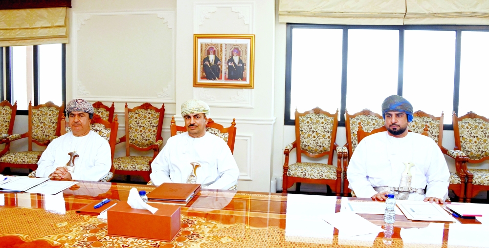The committee discussed commissioning specialists to conduct study on attitudes of Omani children. - ONA