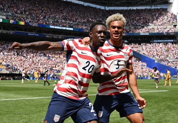 USA down Australia to reach knockout rounds