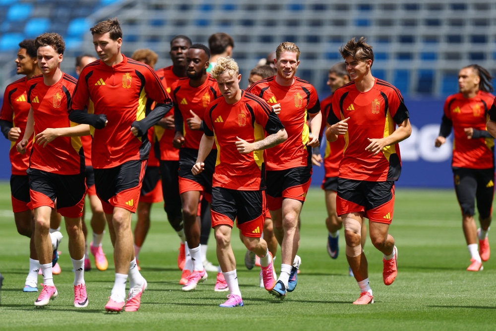  
Belgium's Kevin De Bruyne, Charles De Ketelaere and teammates during training