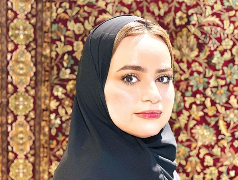 Fatema bint Abdullah al Makhmari is a visual artist and art educator from Shinas, Oman. She holds a Master’s degree in Fine Arts and specialises in oil portraiture and contemporary installation art.