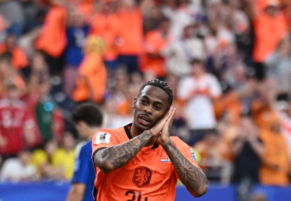 Dutch thump Sweden to boost WC hopes