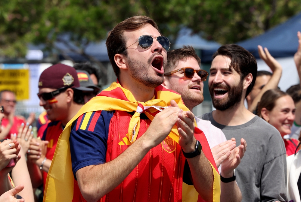  
Spain fans react as they watch the Spain v Saudi Arabia match  