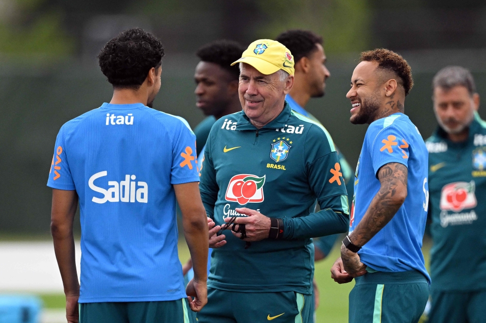 Brazil's head coach Ancelotti (C)  with #10 Neymar (R). — AFP