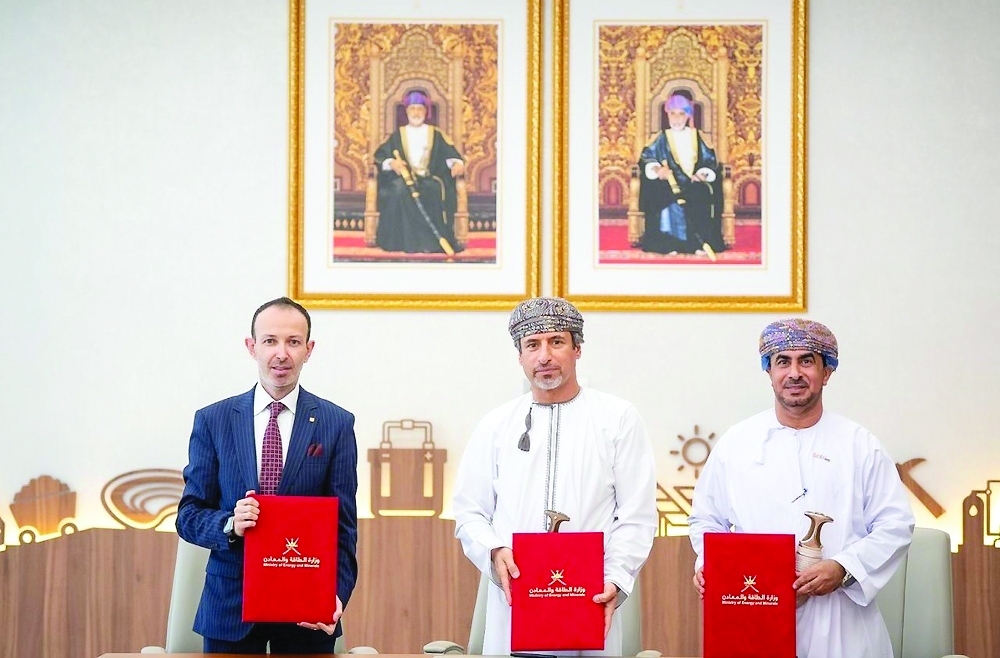 The agreement was signed by Eng Salim bin Nasser al Aufi, Mahmoud bin Salim al Hashmi, and Cagri Sirin.