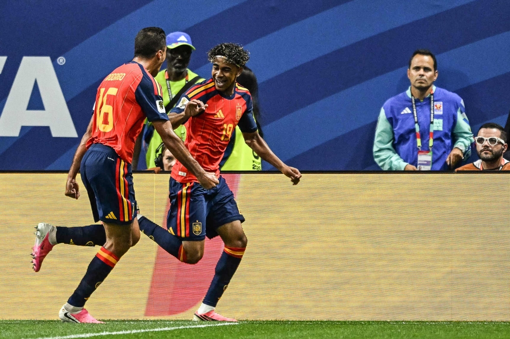 Spain's forward #19 Lamine Yamal (R). — AFP