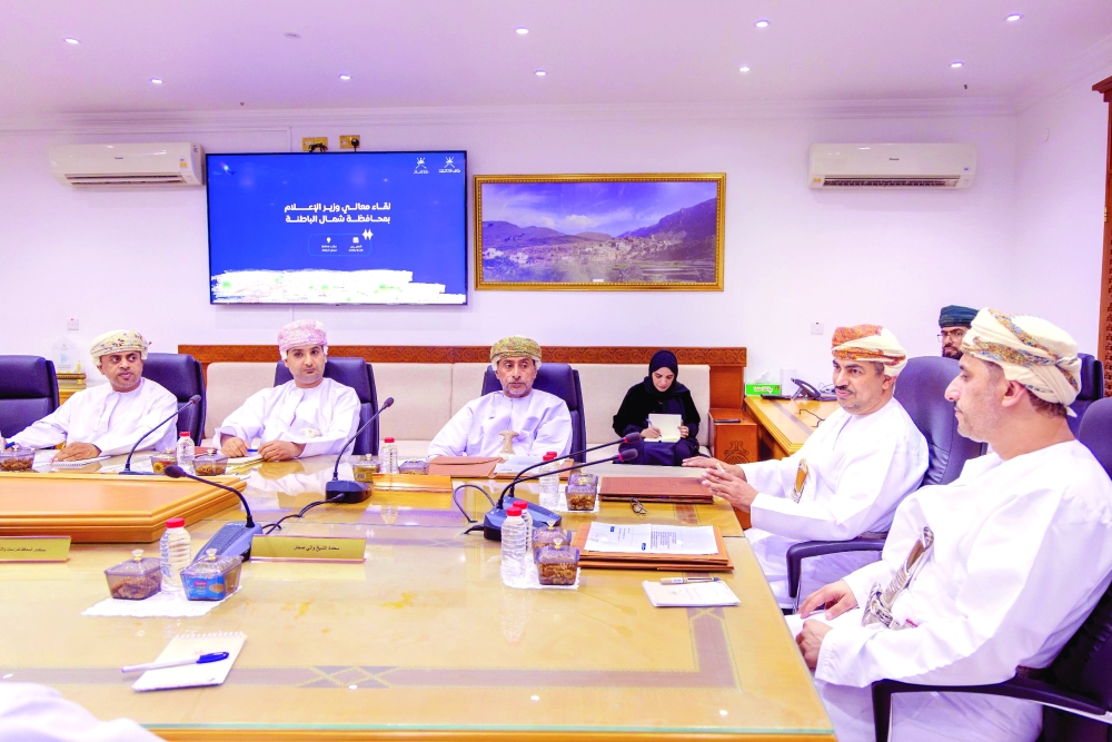 
Dr Abdullah bin Nasser al Harrasi, Minister of Information, and Mohammed bin Sulaiman al Kindi, Governor of Al Batinah North, at the meeting in Suhar on Thursday. — ONA 