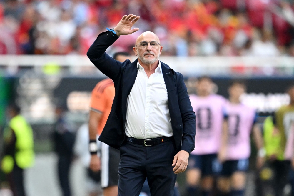 Spain's head coach Luis de la Fuente gestures. — AFA