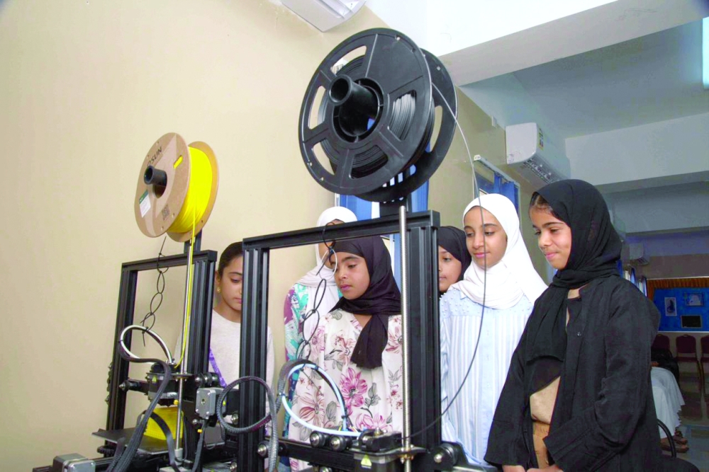 The programme targets students in grades 5 to 11, as well as students from the scout and guide units.