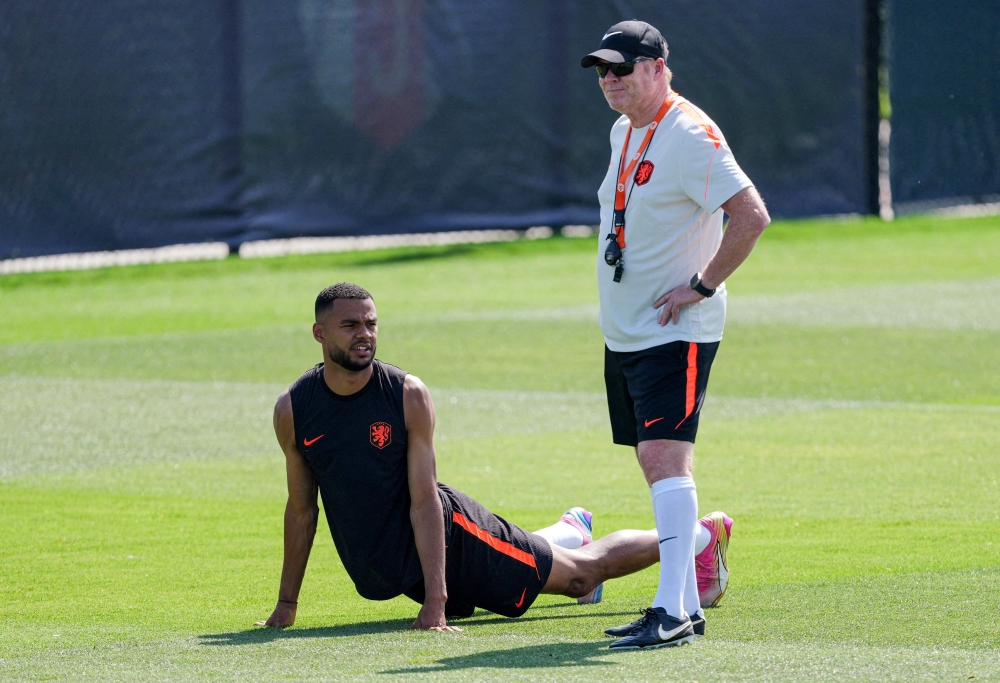  
Netherlands coach Koeman and Gakpo during training. — Reuters 
