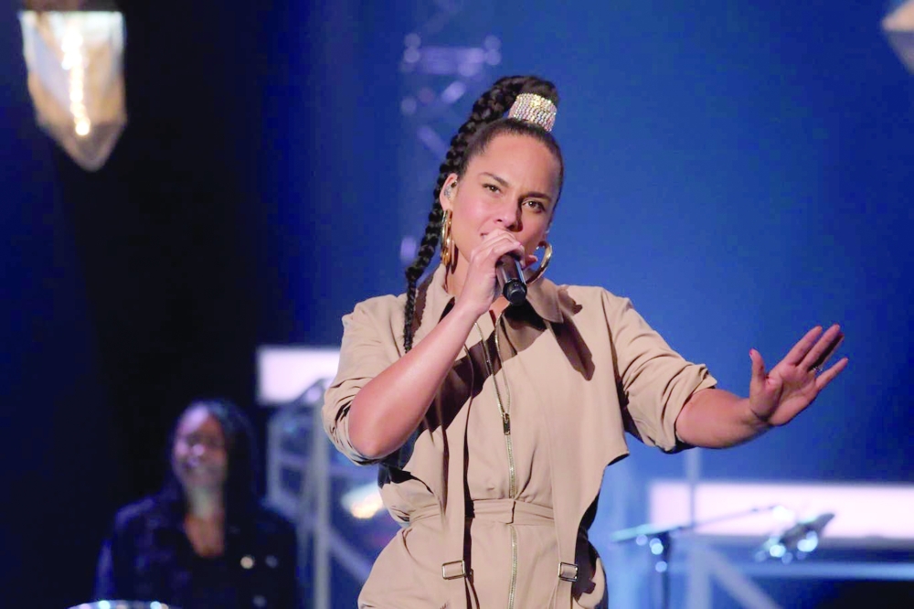 Alicia Keys paid tribute to Clive Davis —dpa