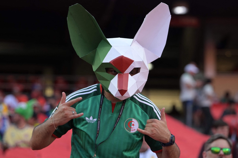 TOPSHOT - An Algeria fan poses ahead of the 2026 World Cup Group J football match between Algeria and Austria at the Kansas City Stadium  
