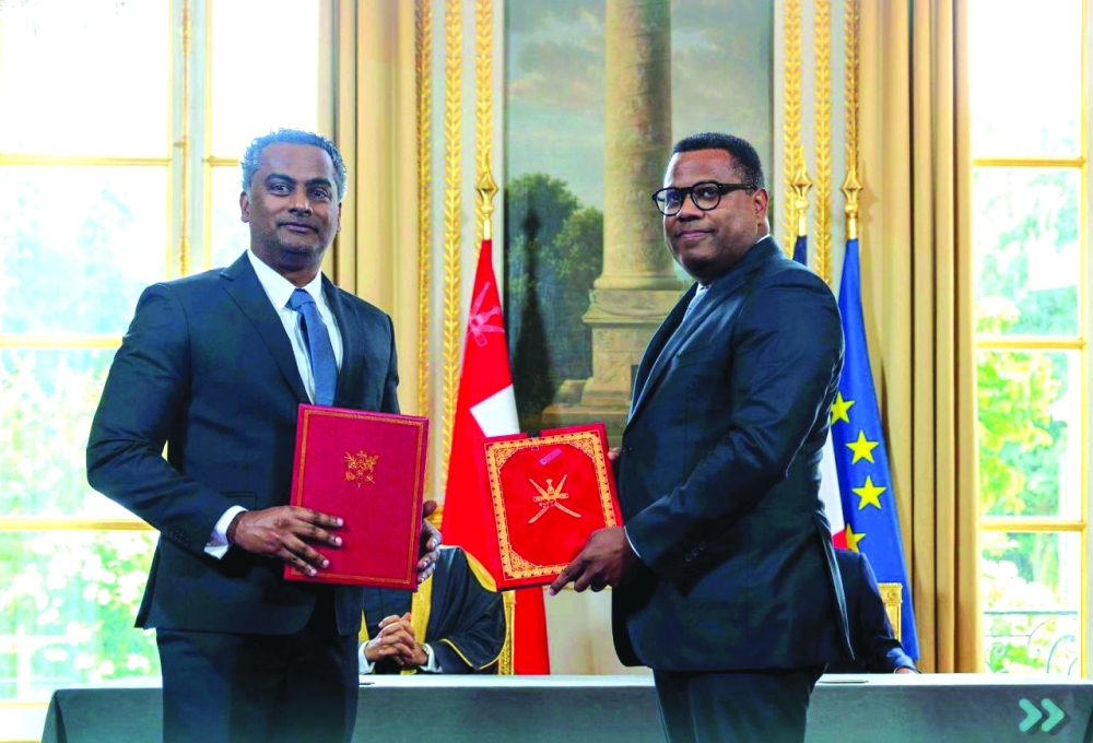 Qais al Zakwani, CEO - Nama Water Services (left), with a representative of SUEZ at the agreement signing in Paris.