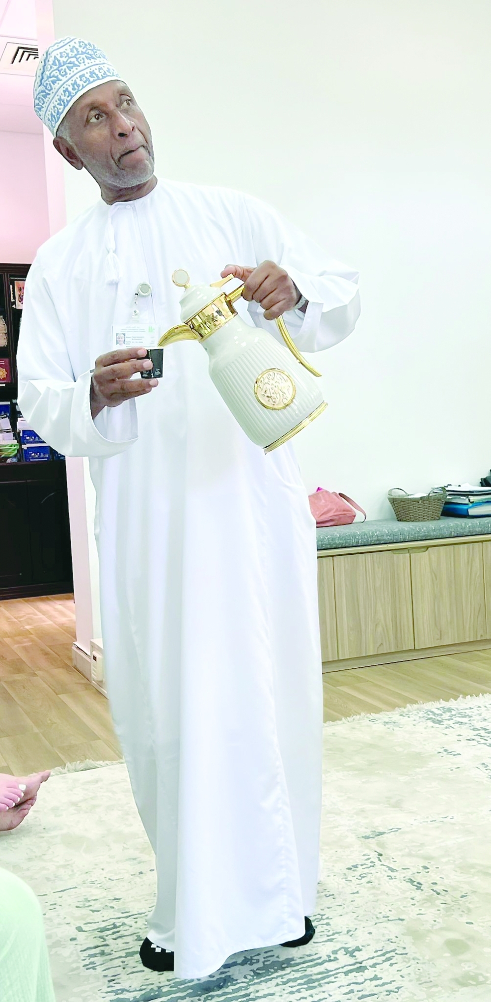 Omani serves Kahwa to visiting tourists