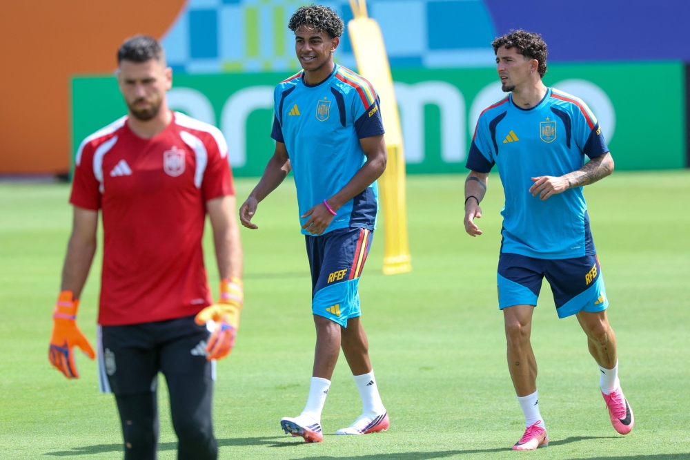 (From L) Spain's goalkeeper #23 Unai Simon, Spain's forward #19 Lamine Yamal and Spain's forward Yeremi Pino take part in an MD-1 training session  