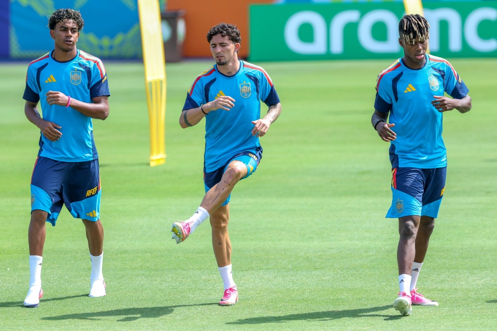 (From L) Spain's forward #19 Lamine Yamal, Spain's forward Yeremi Pino and Spain's forward #17 Nico Williams  take part in an MD-1 training session 