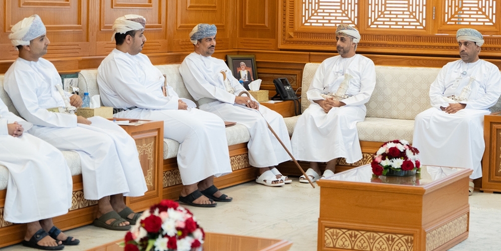 Dr Abdullah bin Nasser al Harrasi and Eng Masoud bin Said al Hashmi discuss means of enhancing media work.