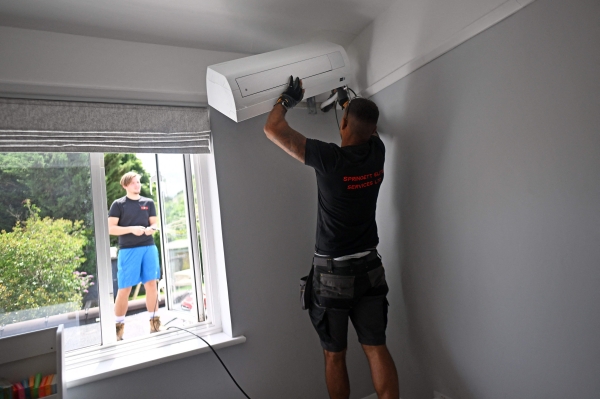 Demand grows for AC in heatwave-hit UK