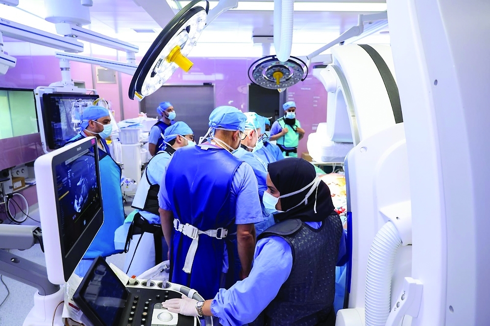 The extraction of pacemaker electrodes via the veins constitutes one of the most complex operations in the field of cardiac electrophysiology. I