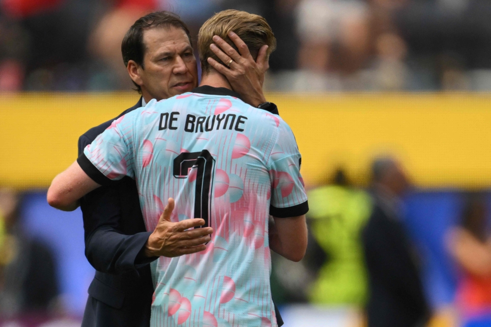 Belgium's French head coach Rudi Garcia and Belgium's midfielder #07 Kevin De Bruyne hug after losing the 2026 World Cup football tournament quarter-final  
