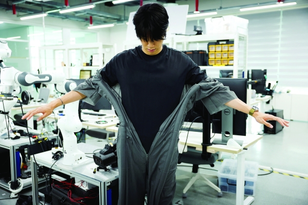 Researchers unveil clothing that climbs onto its wearer