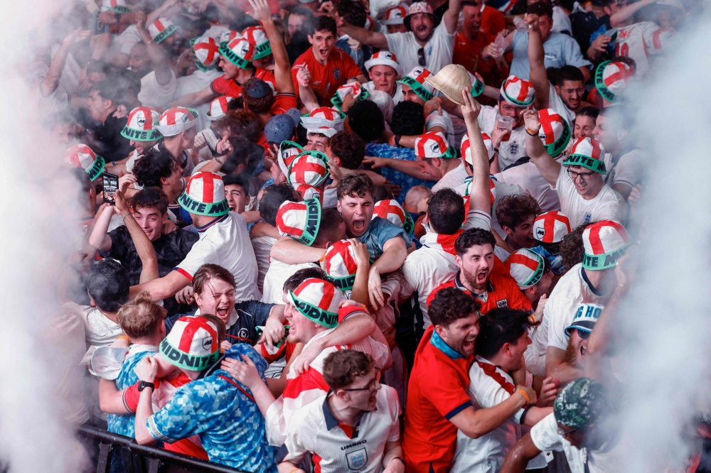 TOPSHOTSTOPSHOT-BRITAIN-FBL-ENG-WC-2026-FANS