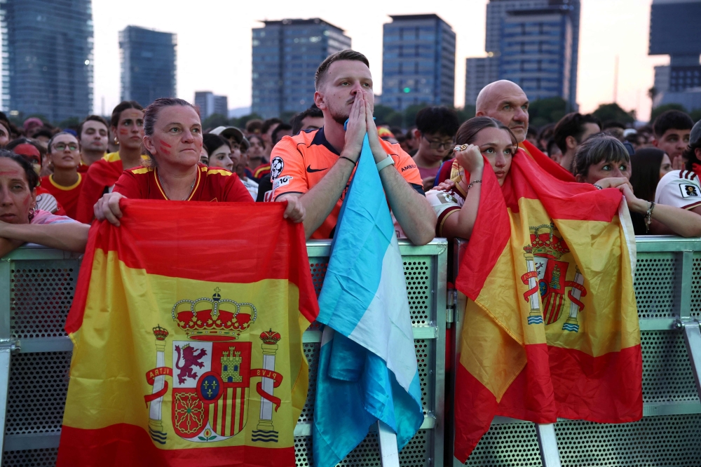  Spain's and Argentina's supporters watch the 2026 World Cup final. — AFP