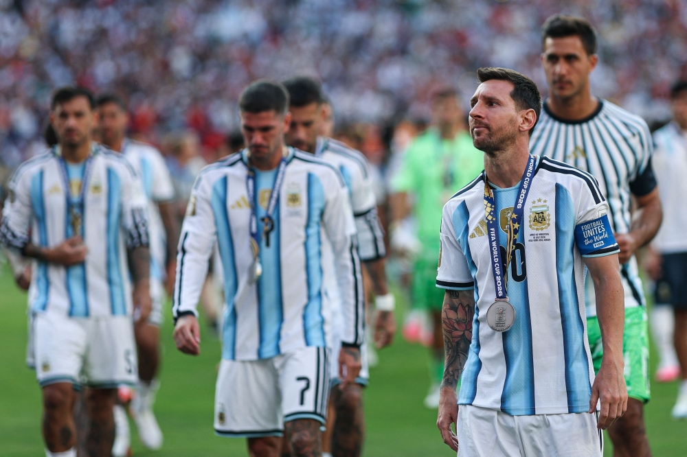  Argentina's forward #10 Lionel Messi leaves the pitch after losing the 2026 World Cup football tournament final match between Spain and Argentina 