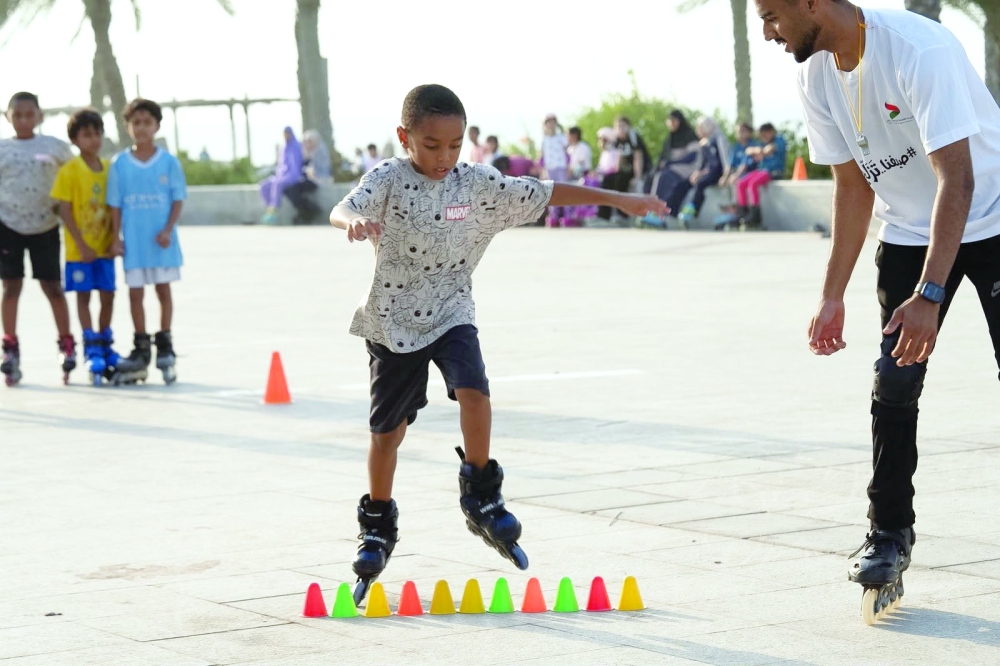 
    Young skaters take part in practical training sessions focused on balance, movement and safe skating techniques.