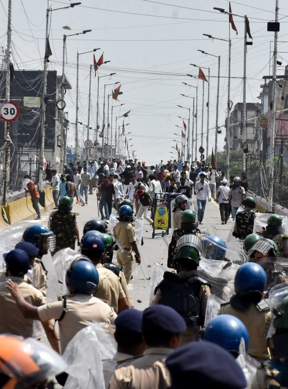 Protesters engage in a clash with policemen during Bihar Bandh call for demanding the resignation of Education Minister Dharmendra Pradhan over National Eligibility cum Entrance Test (NEET) examination paper leaks, in Patna, India, July 25, 2026. REUTERS/Sonu Kishan
