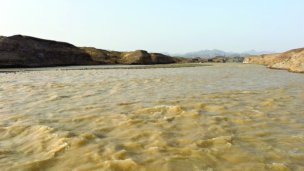 Heavy rain associated fell in Al Rawdah, Al Juwaif, Al Khadra and Al Khatwa in the Wilayat of Mahadha. - ONA