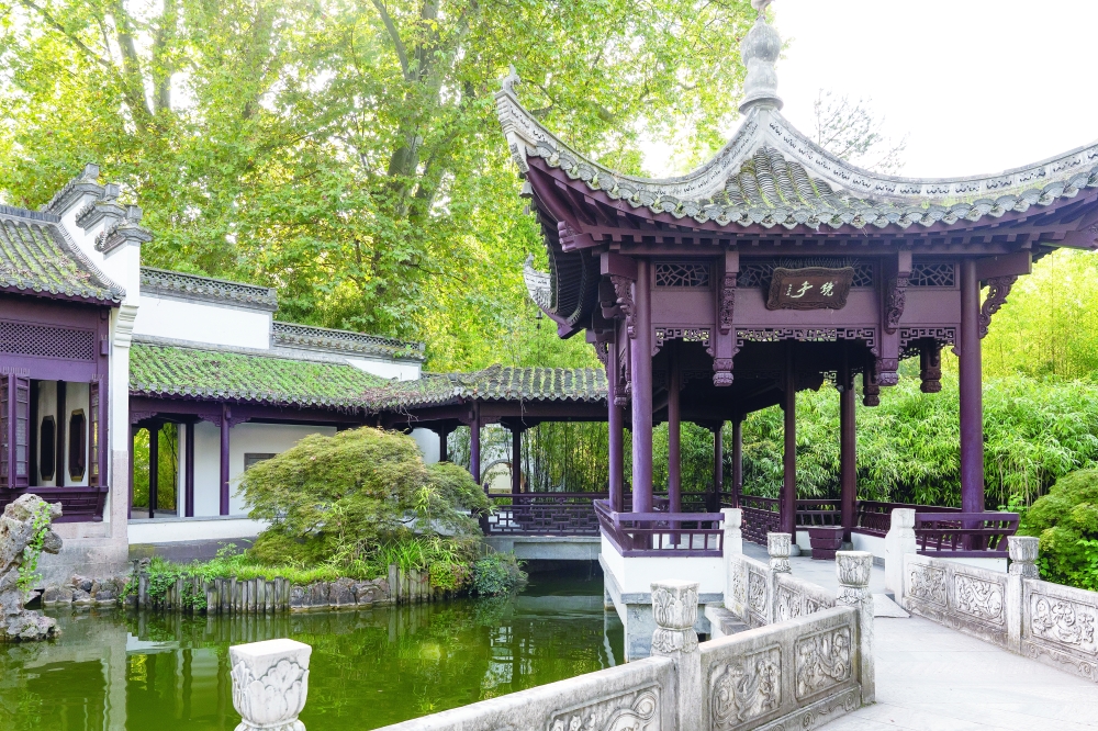 Mirror Pavilion by the pond in Chinese Garden (Bethmannpark)