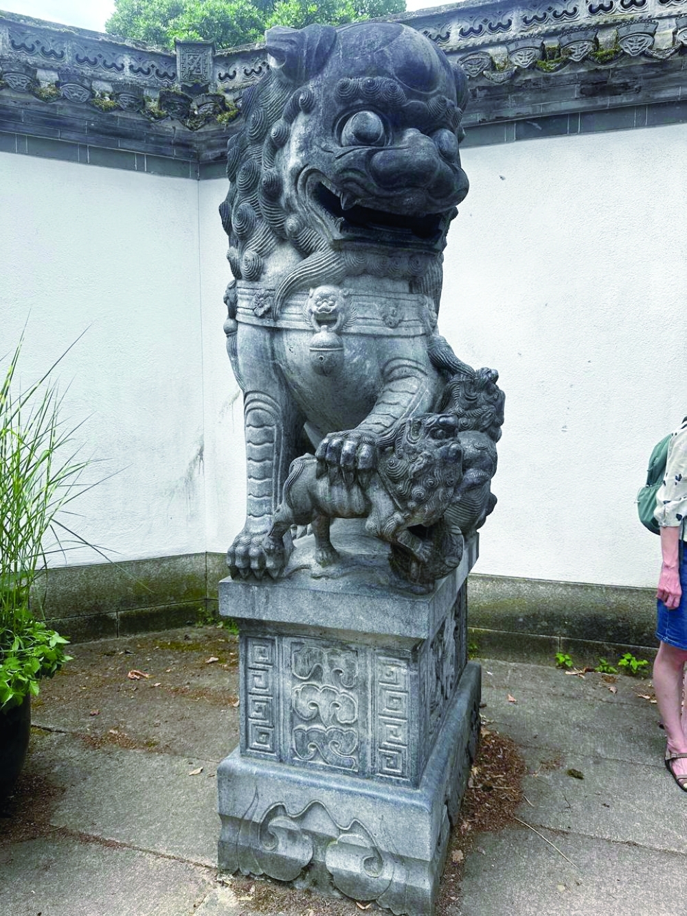 A traditional Chinese stone guardian lions at the entrance to the Chinese Garden Bethmannpark