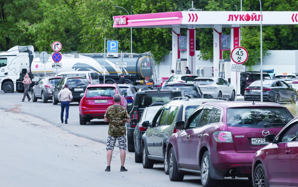 Cars queue to refuel amid shortages following recent series of Ukrainian air attacks on oil refineries, Moscow. — Reuters